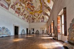 Der Blick auf das Wohnzimmer mit Fenster, venetische Villa Pompei